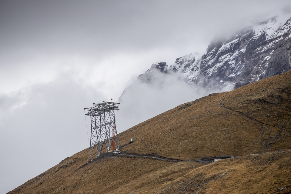 The access road to pylon 7 is partly covered with clods of earth that have survived. Since everything grows slowly at over 2,000 metres, it will take a long time before the recultivation is successfully completed.