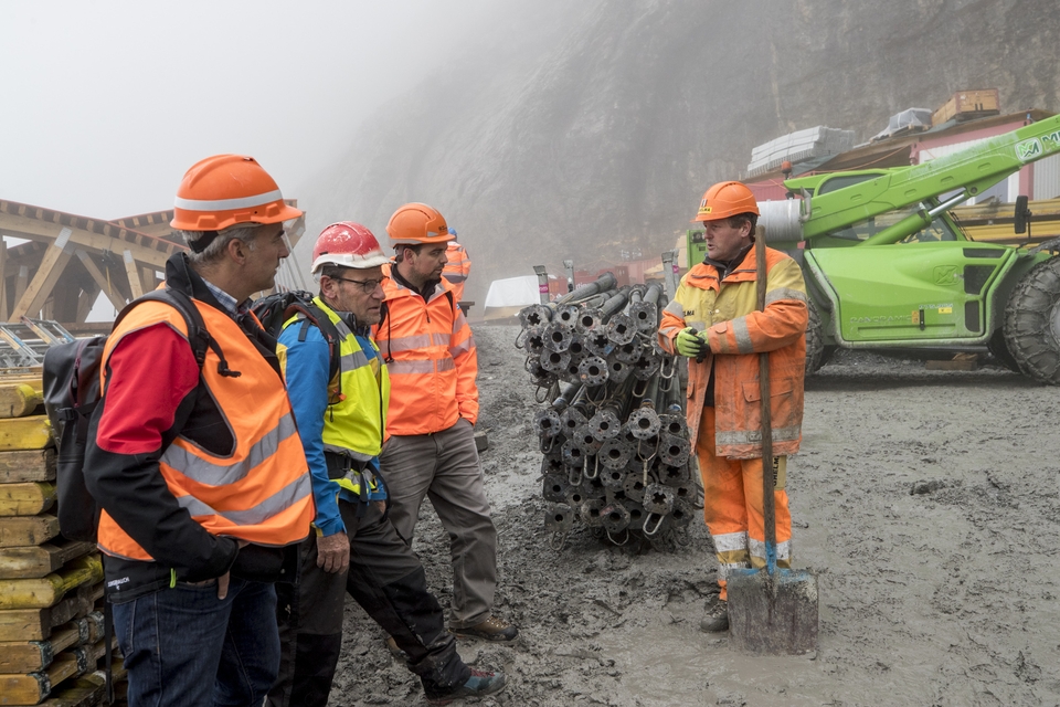 Martin Lutz in conversation with the foreman in charge, Christoph Schmid from Ghelma AG, at the Eigergletscher construction site. The exchange is good, not least thanks to the creativity and good ideas of the foreman.
