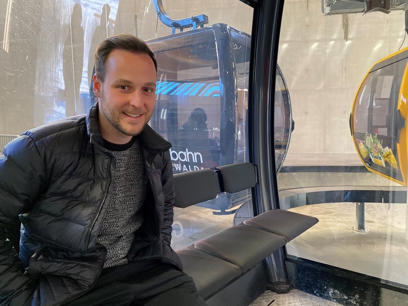 Flavio Tami (23) ist seit November 2019 als Leiter der neuen Verkaufsstelle Grindelwald Terminal tätig. Nach erfolgreichem Abschluss seiner Ausbildung absolvierte er eine Weiterbildung zum Bahnbetriebsdisponenten. 