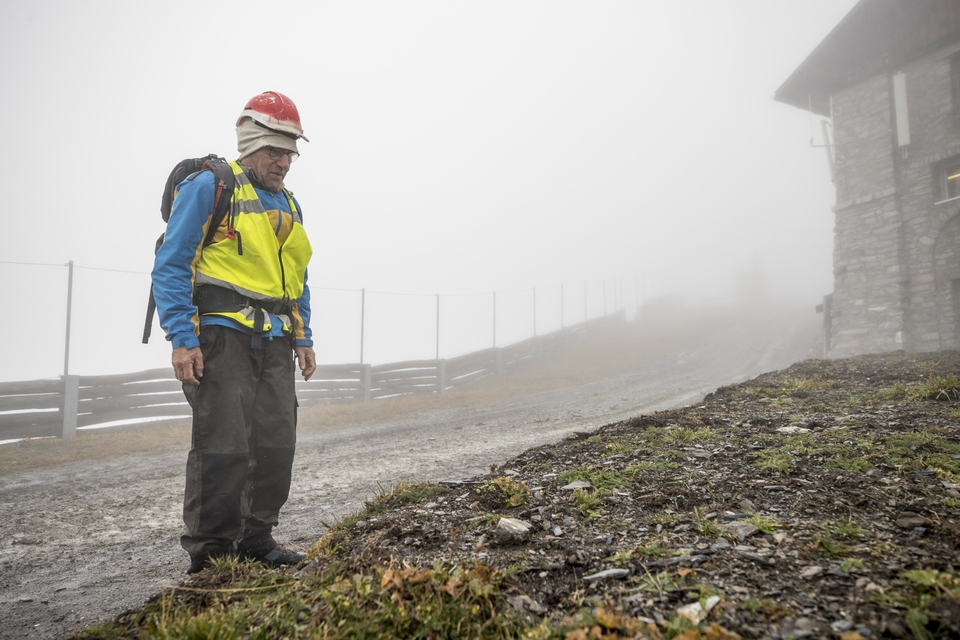 Martin Lutz hinter der Werkstätte der Jungfraubahn mit einer Oberbodendeponie. Hier hatte die Firma Ghelma AG im Frühsommer angesät. Diesen Sommer müsste die Vegetation nun schon üppiger sein.