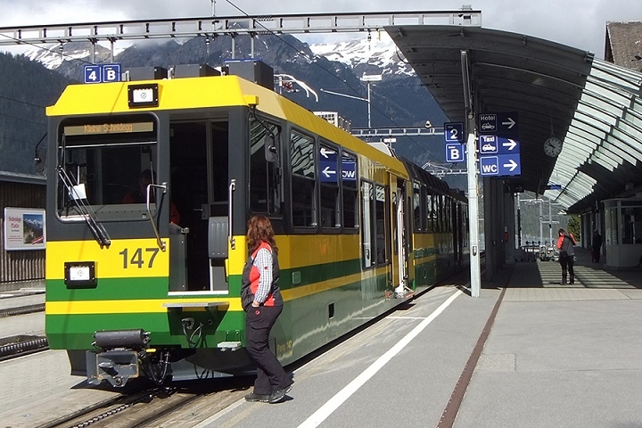 Pamela Frutiger (26) absolvierte von 2009 bis 2012 eine Ausbildung zur Kauffrau öV bei den Jungfraubahnen. Danach arbeitete sie als Betriebsdisponentin bei der Wengernalpbahn. Seit Dezember 2018 ist sie die Leiterin Bahnhof Wengen. 